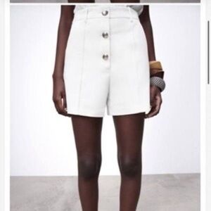 Zara high waisted button shorts  in ivory/cream color Size M